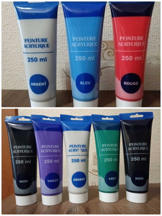 Акварелни скицници,акрилни бои,платна,телбот с кутийка с консумативи.