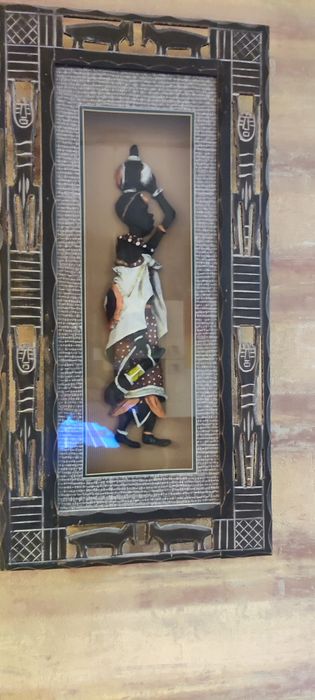 Картини и дървени фигури