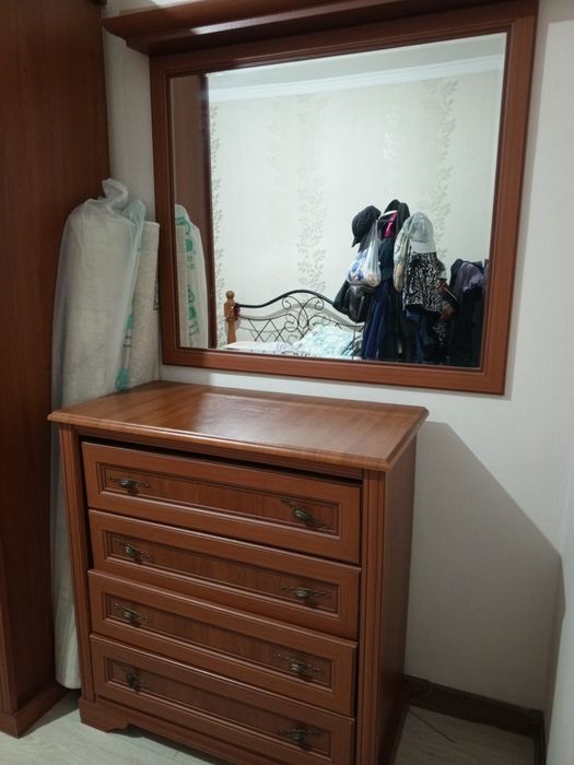 Продам шкаф плательный , комод с зеркалом.