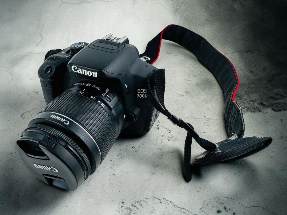 Фотоапарат Canon EOS 700D + обектив Canon EFS 18-55mm