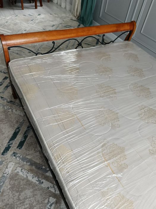 Продаю кровать с матрасом