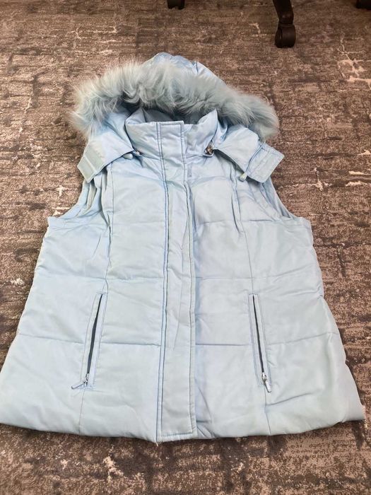 Светло син елек със сваляща се качулка