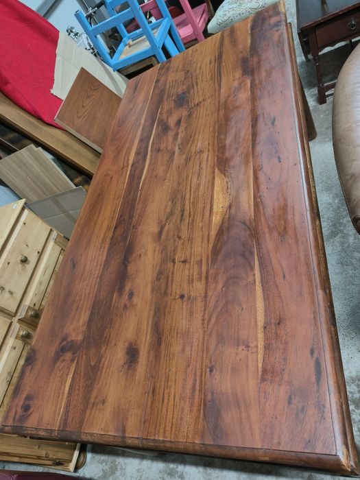 Масивна трапезна маса