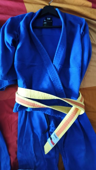 Vând 2 Kimonouri Judo copii sinunul pentru adulti