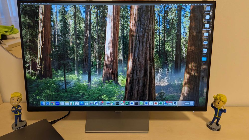 Професионален монитор Dell P2723DE (2560x1440). ГАРАНЦИЯ до 11.2026г.