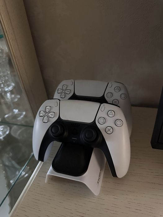 2 джойстика и док-станция PS5