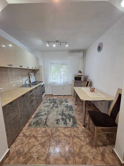 Închiriez ap. 3 camere Rogerius + loc de parcare