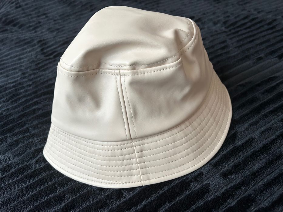 Шапка в нежно бежево