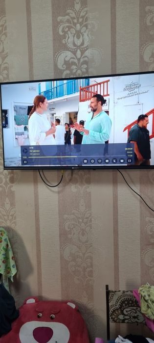 Продам телевизор смарт 43 диогональ работает отлично.