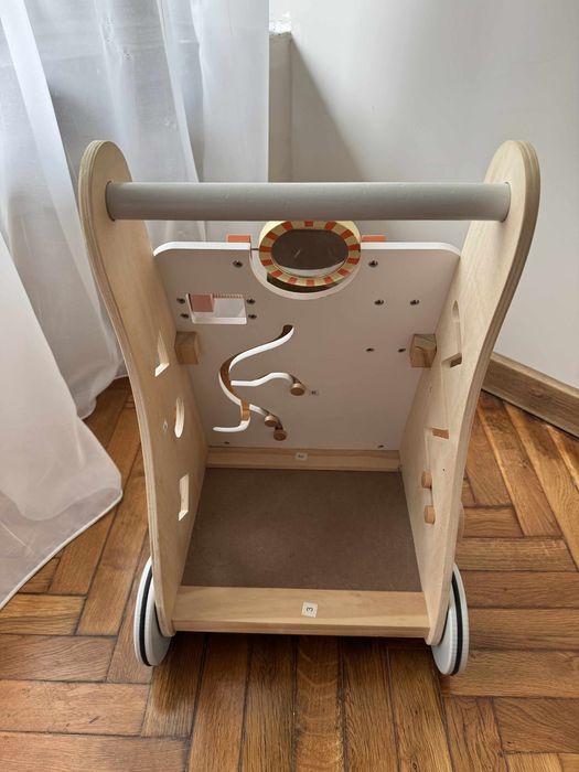 Дървена бебешка проходилка