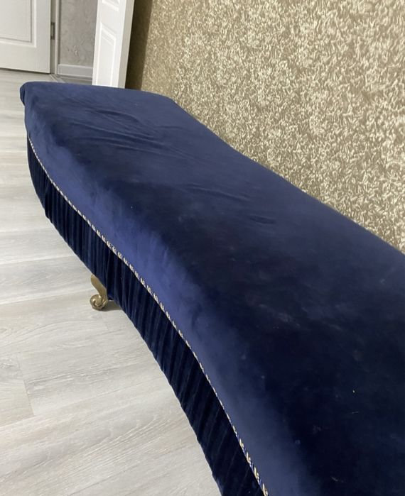 Диван с пуфиком.