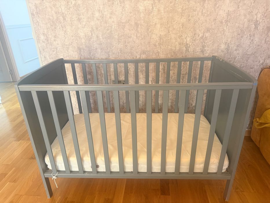 Patut pentru copii din lemn, saltea inclusa, in stare foarte buna