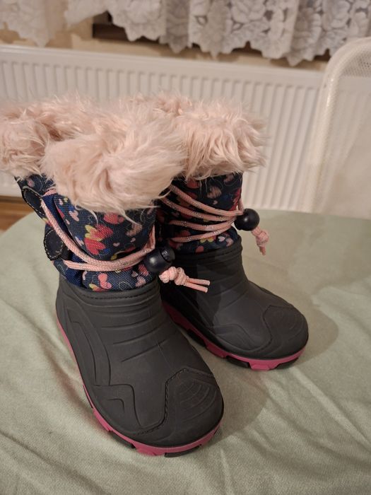 Vând ghete zapada imblanite fetite mărimea 24, cu luminite