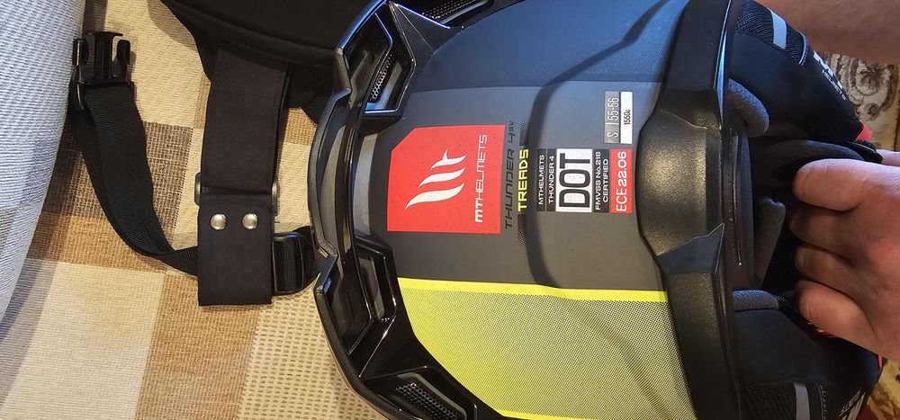Cască MT  THUNDER 4 SV. Aprope nouă!