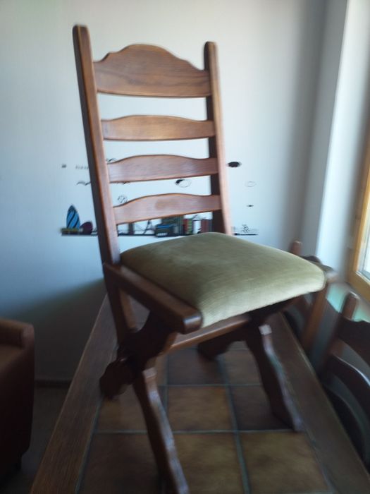 Мебели от масив  комлект маса,4стола,скрин и 2 малки шкафа