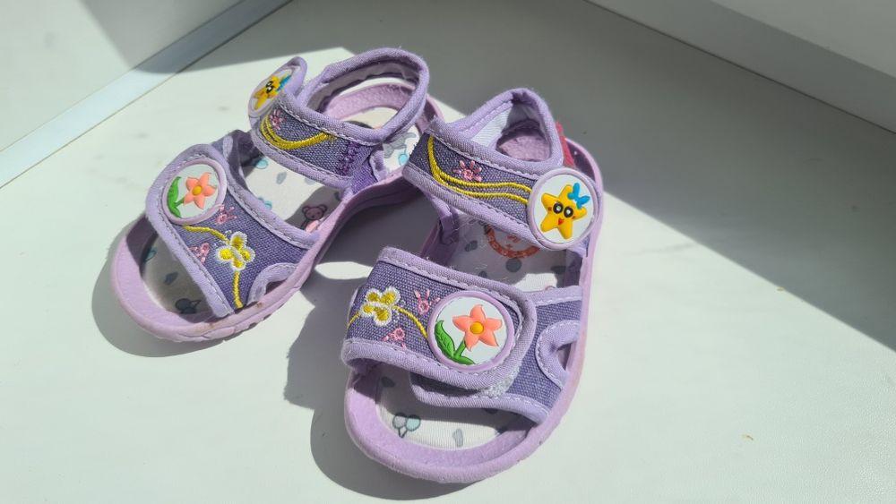 Продам обувь сандали кроссовки