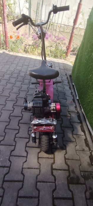 Vand trotineta cu motor pe benzina.
