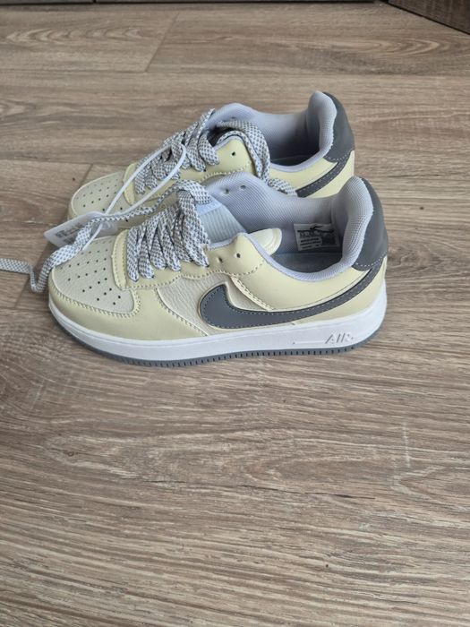 Кроссовки Nike белые