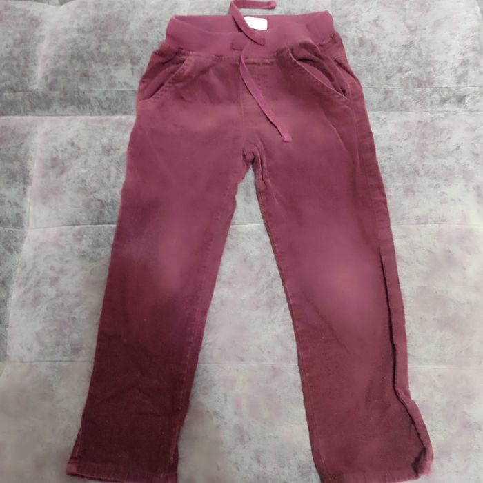 Продаются детские джинсы.