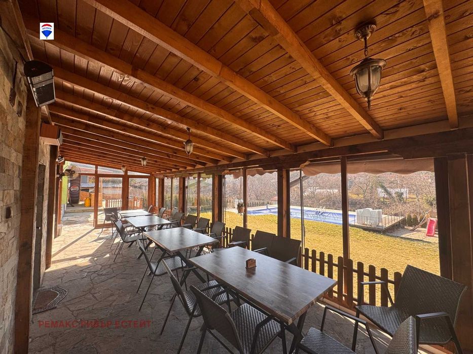 Бизнес имот с басейн за продажба в с. Пиргово