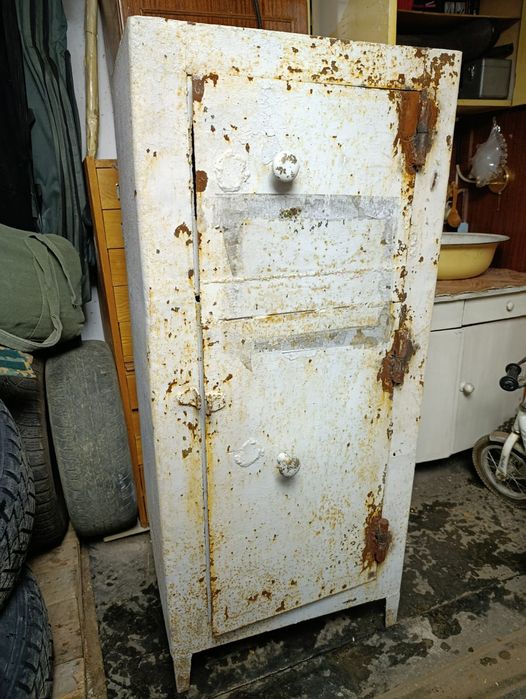 Советский железный шкаф
