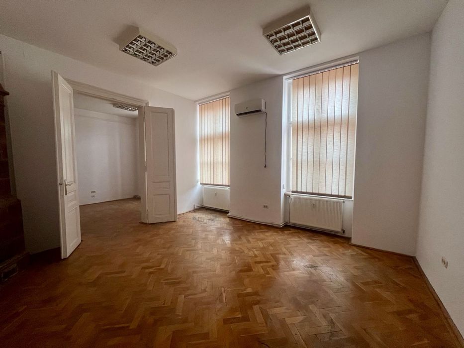 Vând apartament 3 camere ultracentral , ideal birouri sau de locuit