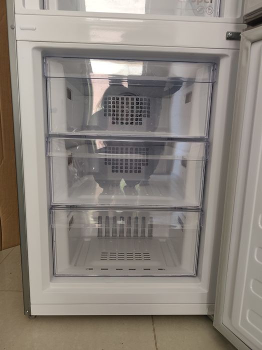 Хладилник Беко с долна камара