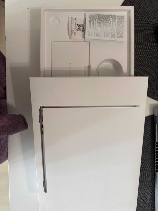 Macbook Air M3/13 inch/8GB RAM/256GB SSD