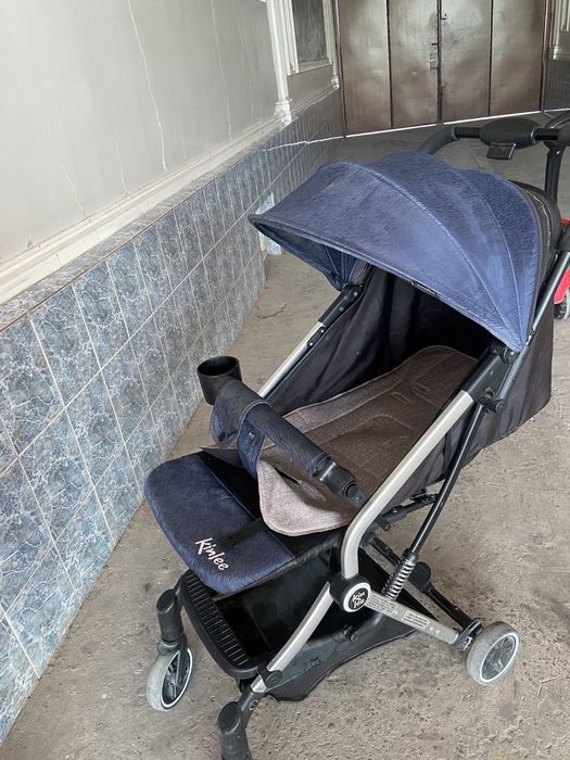 Коляска прогулогчая Собирается легко