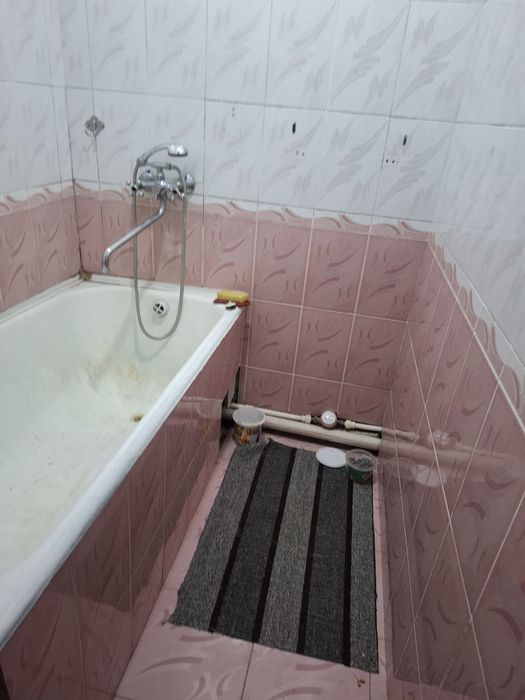 Chorsu atrofida 2 xona 2 etaj.