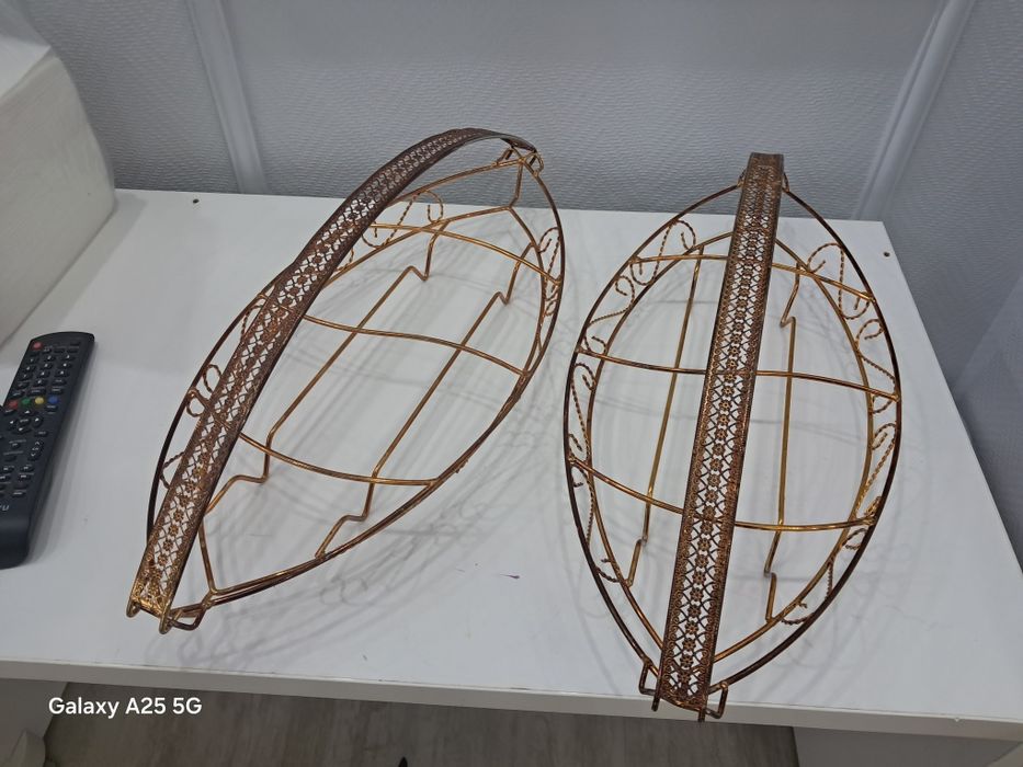 Золотые две вазы корзины.