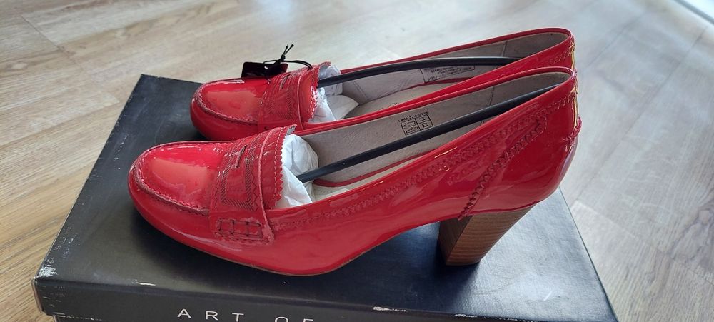 Обувки  естествен лак Marc