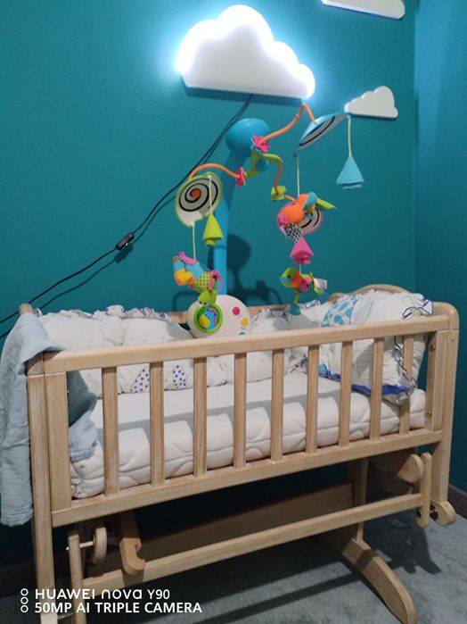 Бебешко креватче с люлеещ механизъм.