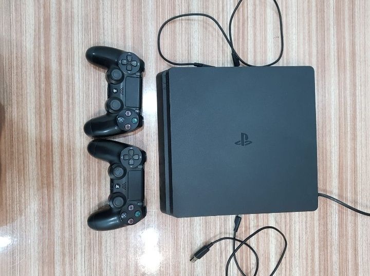 PlayStation 4 - отличное состояние + игры + 2 геймпада