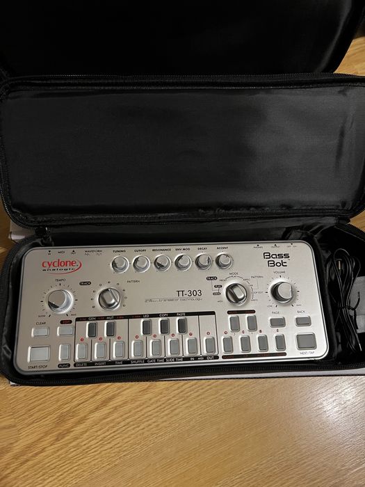 Cyclone Analogic TT-303 Bass Bot