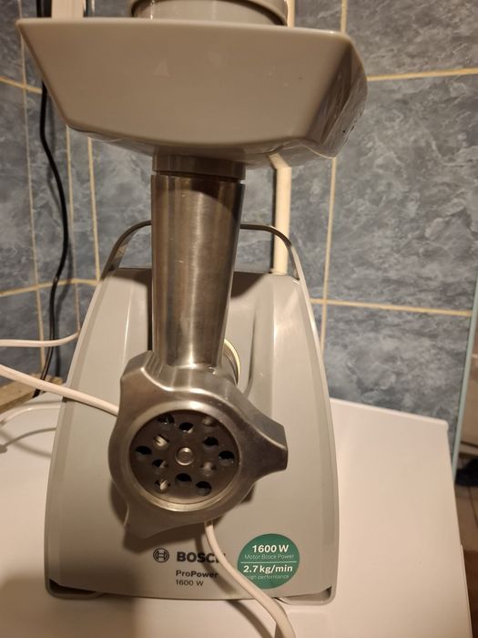 Vând mașina de tocat Bosch