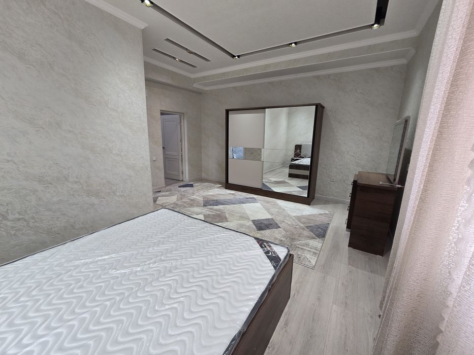 Fargona shaxqr birja oldida 3 xonaik luks uy sotiladi