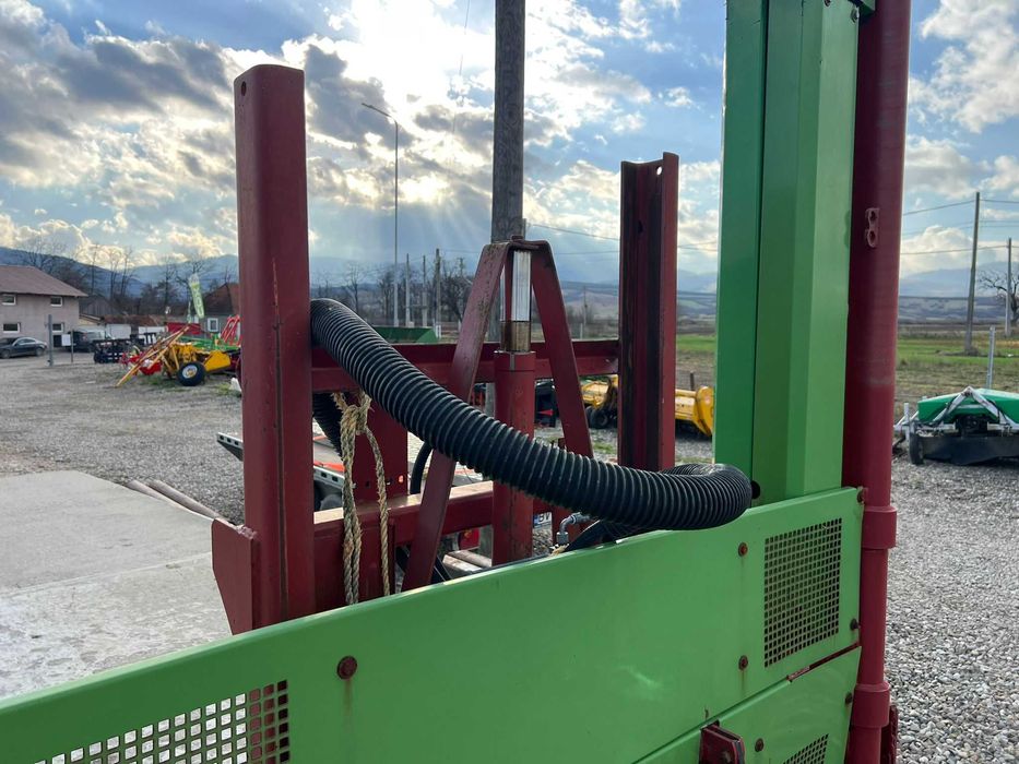 Резач за силаж Strautmann HQ – Обем 2,5 m³, с повдигач