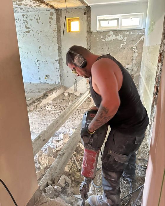 Firma executam lucrari in constructii ,Demolari Mecanizate si Manuale.