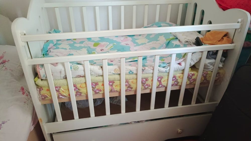 Продается двухярустная кровать с матрасом и манеж