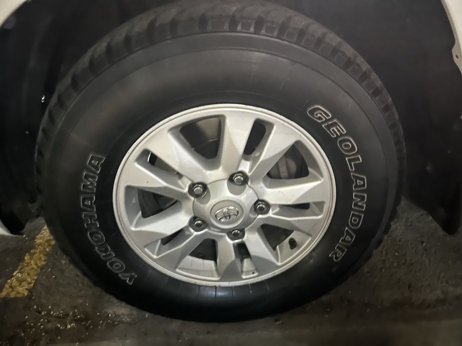 Шины летние с оригинальными дисками 285/65/17