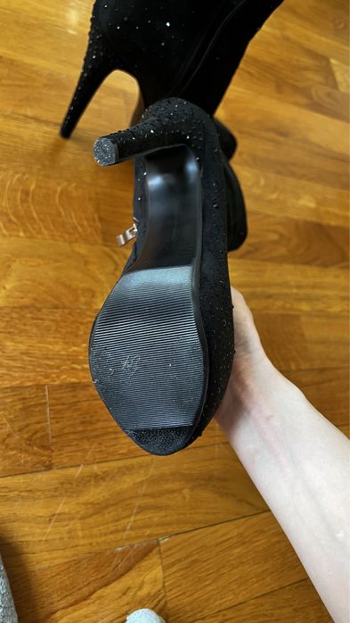 Продам ботинки на каблуке