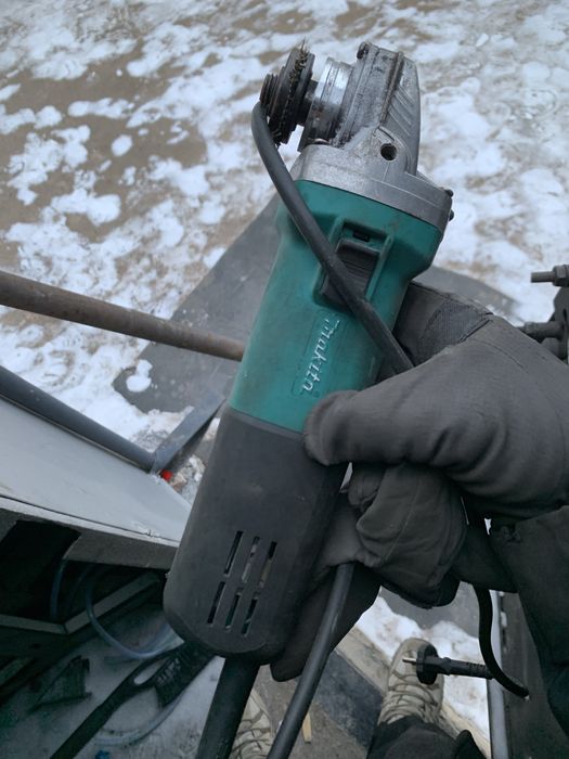 Продам болгарку макита