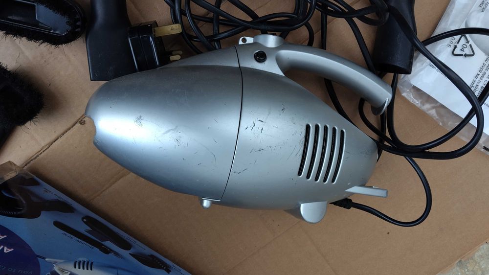 Aspirator auto portabil mic 600W 220V cu accesorii