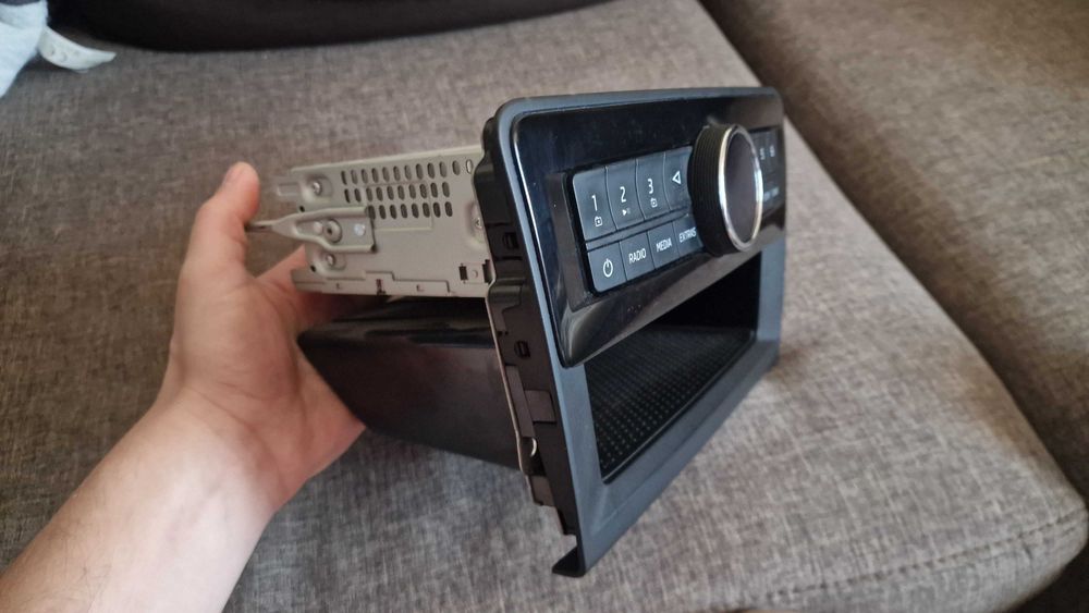 Vând Radio casetofon original_ Skoda Rapid