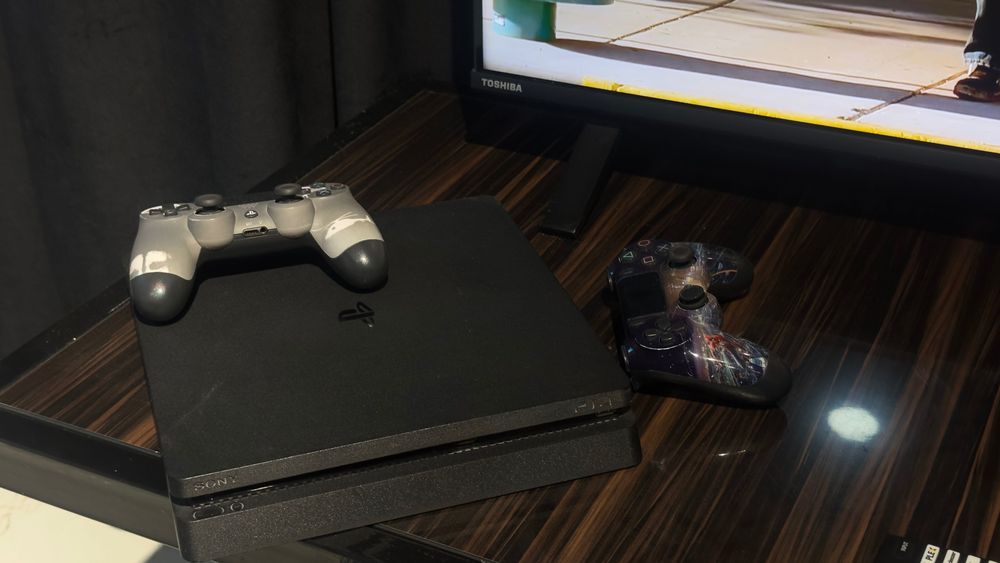 PlayStation 4 + 4 joystick