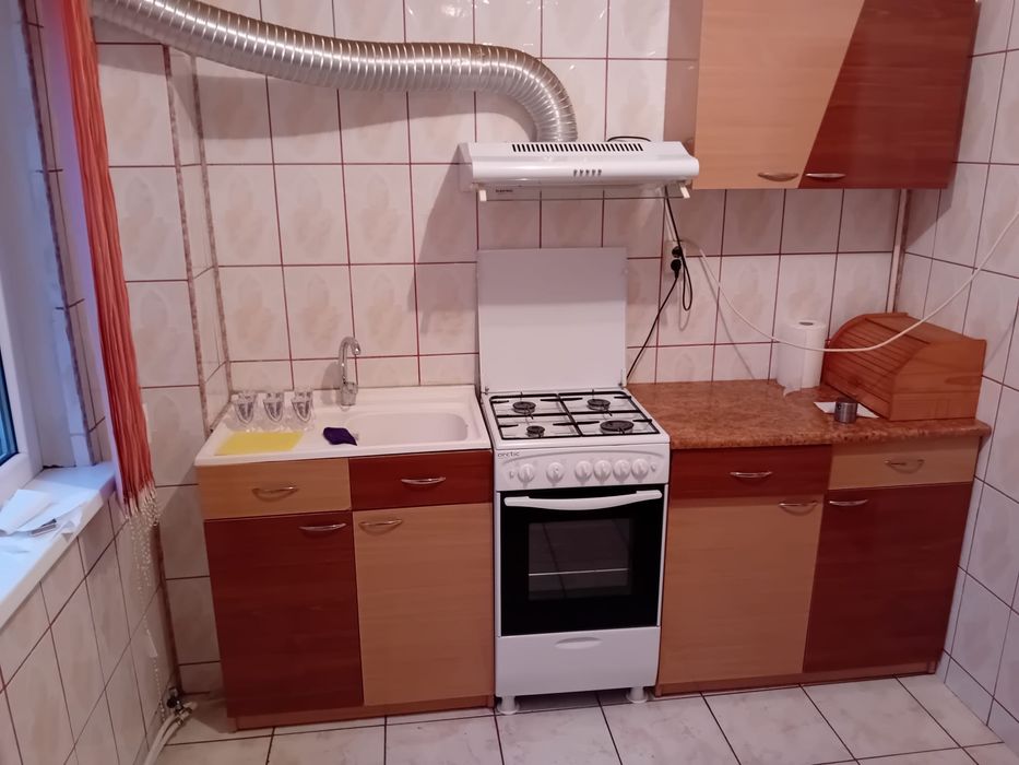 Închiriez apartament-1200lei