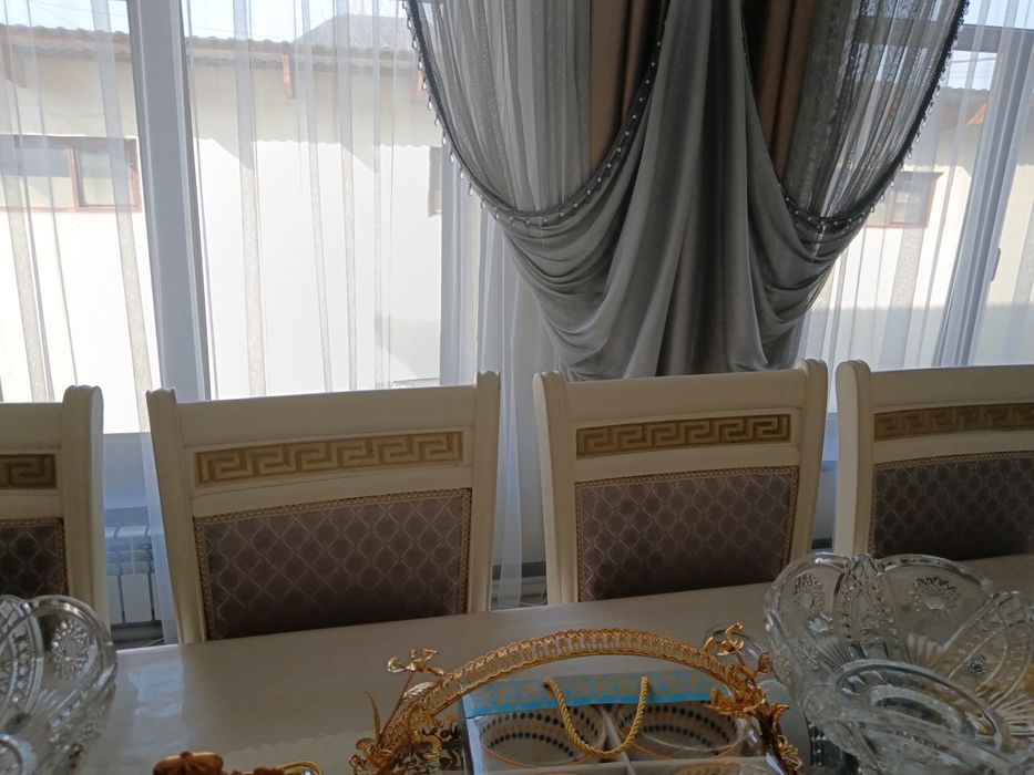 Морозильник, и стулья