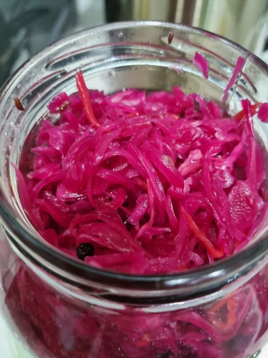 Хрустящая квашеная капуста со свёклой