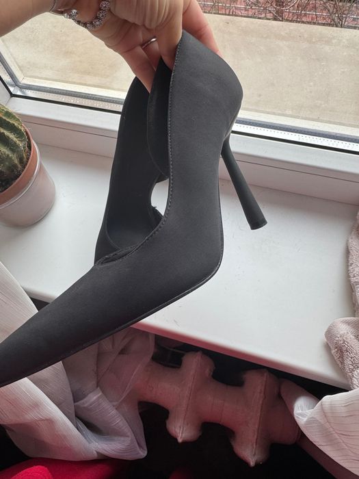 Vând pantofi Zara , sunt în stare foarte bună pe față . Au 2 purtari